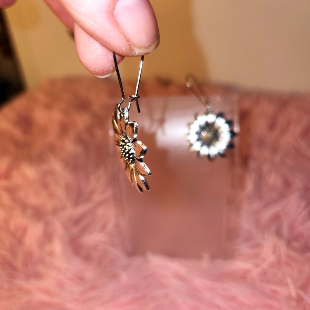 - Unique statement  earrings! NWOT (R54) - Picture 3 of 4